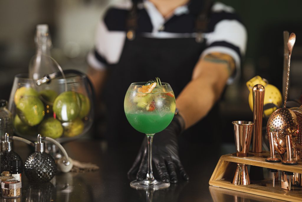 Disfrutá de un cocktail joyful